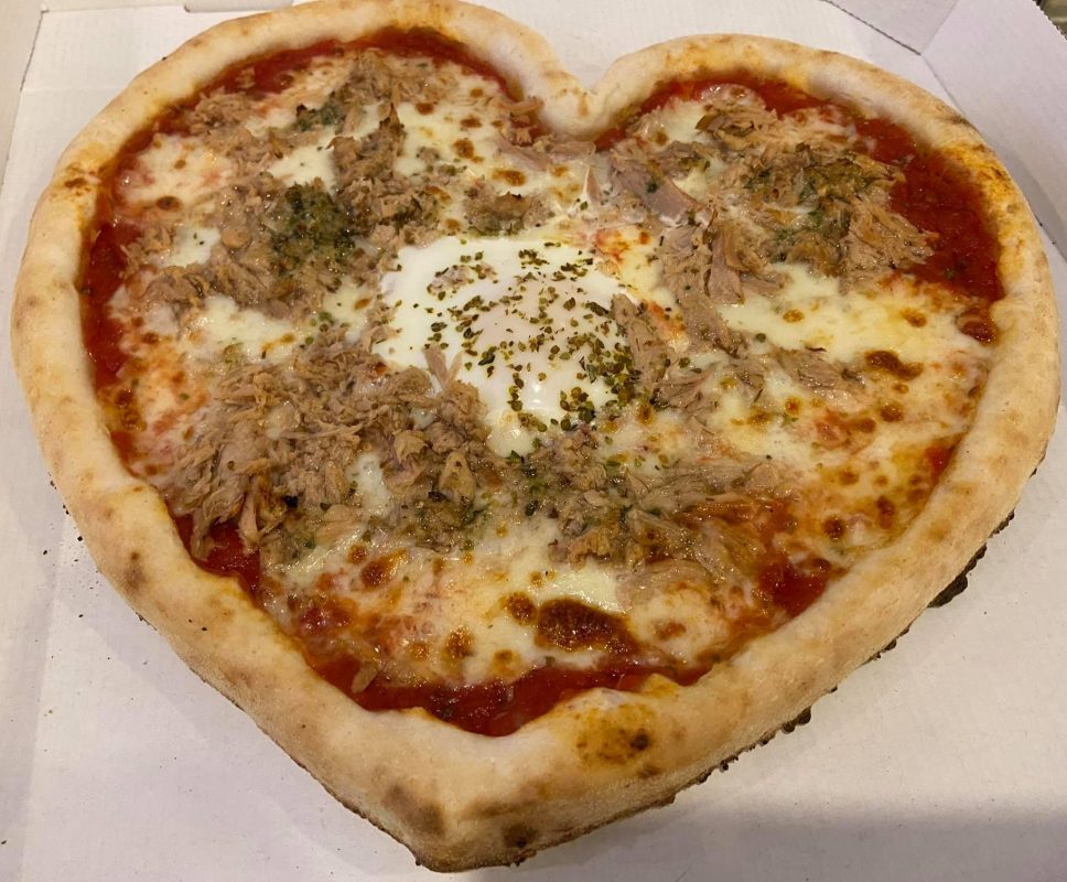 pizza en forme de coeur au thon avec fromage