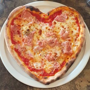 Pizza en forme de cœur avec jambon