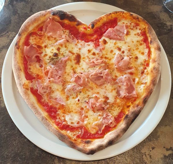 Pizza en forme de cœur avec jambon