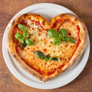Pizza en forme de coeur au fromage