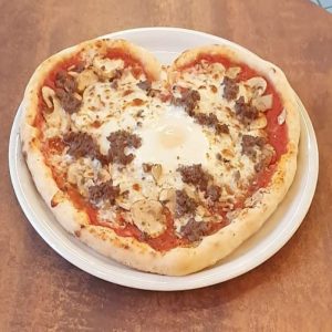 pizza en forme de cœur avec viande