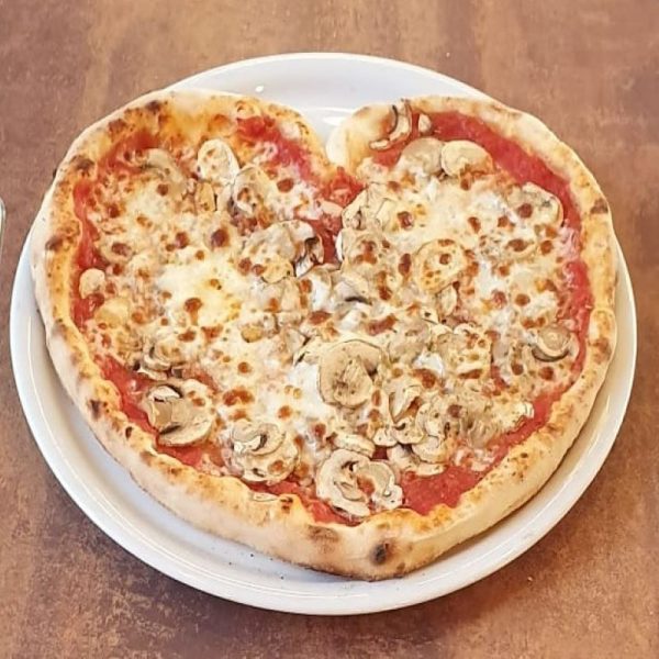 pizza en forme de cœur avec des champignons