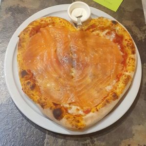 pizza en forme de cœur au saumon