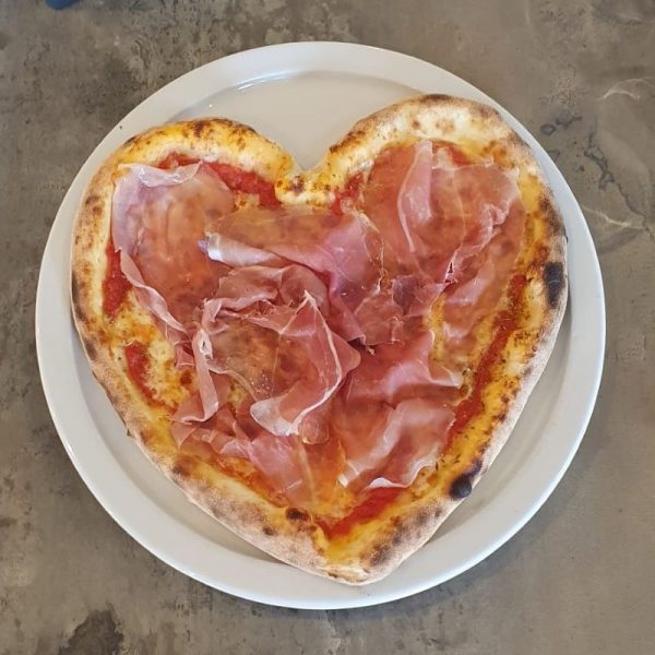 pizza en forme de cœur avec du jambon