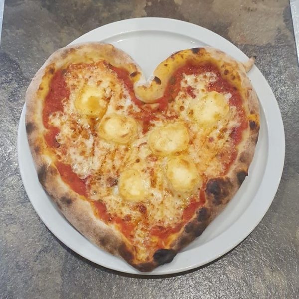 Pizza en forme de cœur au fromage